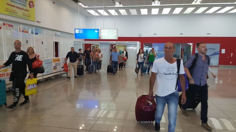 Посрещнаха руски и израелски туристи с джаз на летището (Видео) - E-Burgas.com
